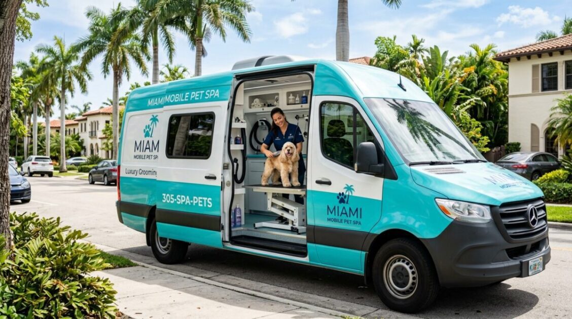 Van de spa canino móvil de Purrfect Grooming ofreciendo servicio de peluquería a domicilio en Biscayne.