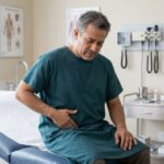 hombre con dolor enginal visitando a su medico